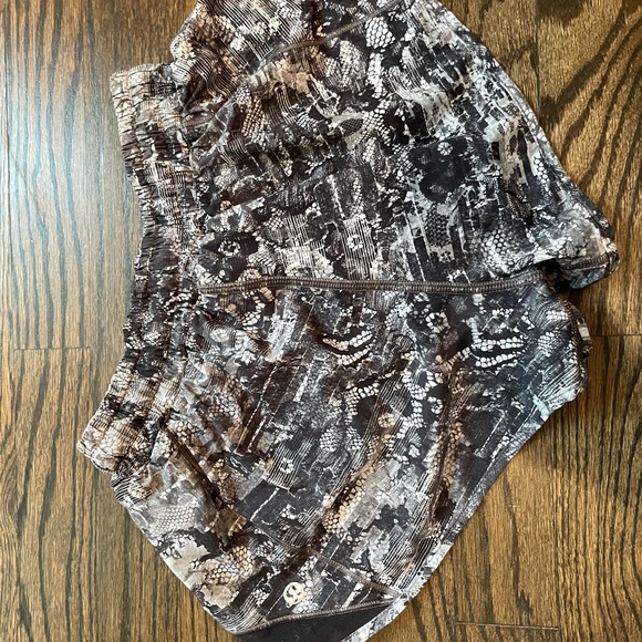 LIMITED EDITION Lululemon Hottie Hot Shorts 2.5 - Picture 3 of 4